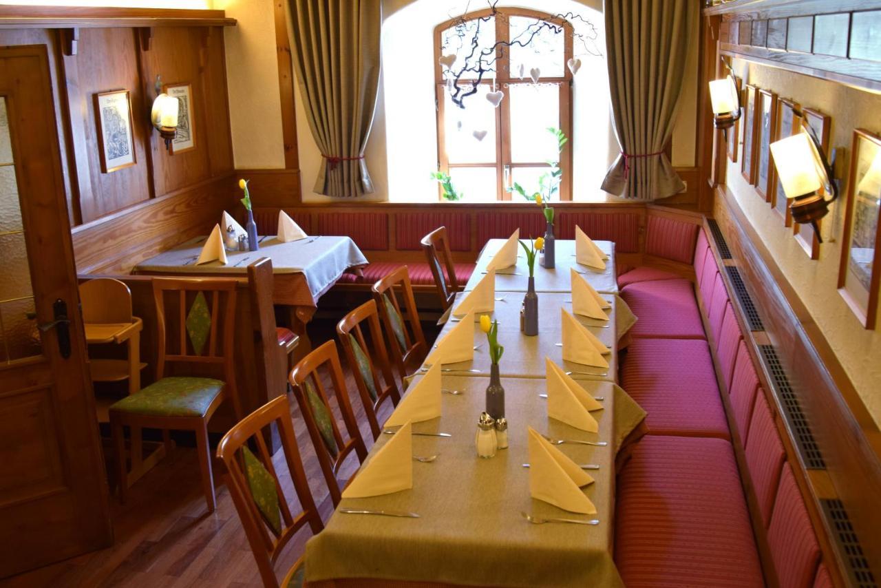 Hotel Gasthof Zum Loewen Velburg Buitenkant foto