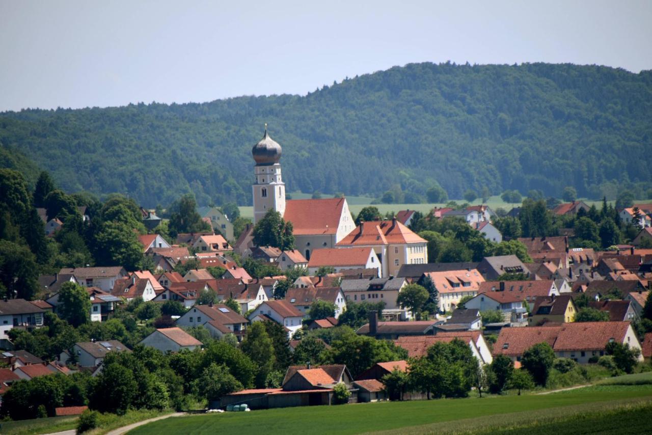 Hotel Gasthof Zum Loewen Velburg Buitenkant foto