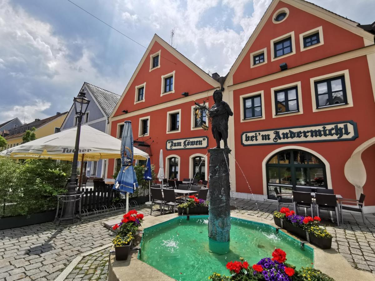 Hotel Gasthof Zum Loewen Velburg Buitenkant foto