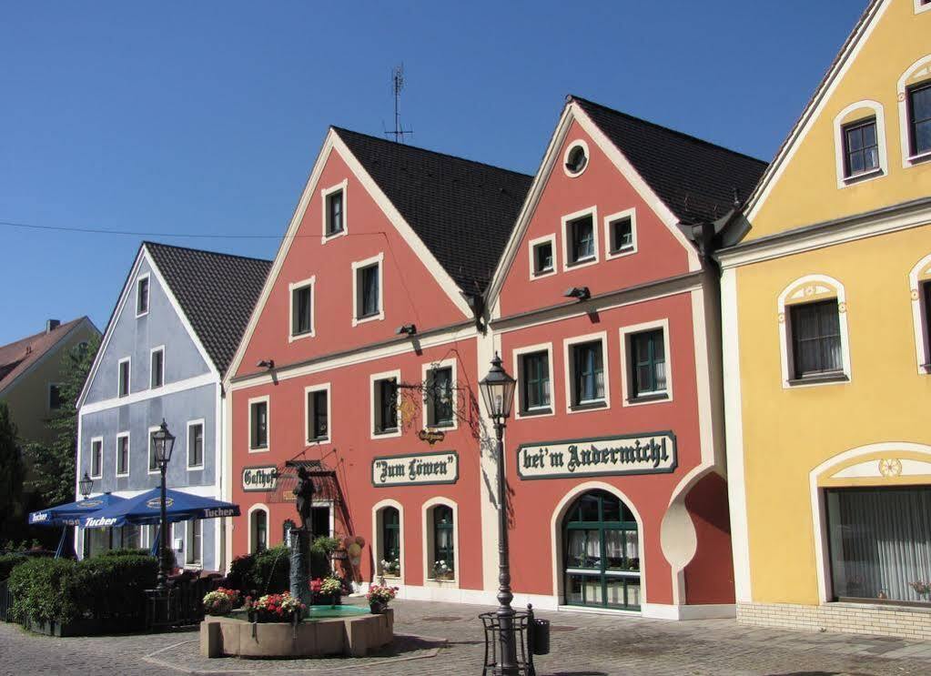 Hotel Gasthof Zum Loewen Velburg Buitenkant foto